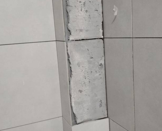 襄垣瓷砖空鼓维修公司分享下瓷砖施工前基层浇水润湿程度不足，可能导致以下问题